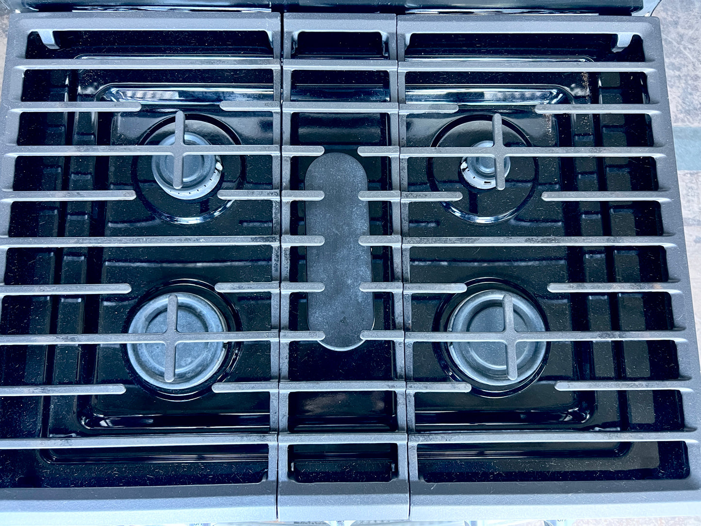30 Inch Whirlpool  WFG525S0JS  Gas Range 5 Sealed Burners, 5 cu ft Oven, Continuous Grates, Self-Cleaning, Center Oval Burner, Frozen Bake, Stainless Steel ,  Closed Door Broiling, Control Lock , 444399