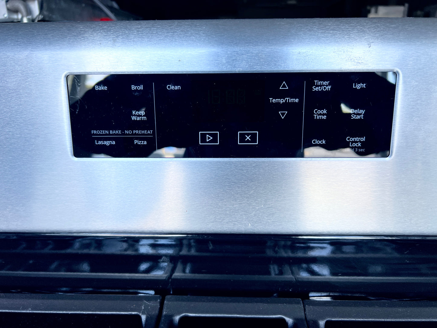30 Inch Whirlpool  WFG525S0JS  Gas Range 5 Sealed Burners, 5 cu ft Oven, Continuous Grates, Self-Cleaning, Center Oval Burner, Frozen Bake, Stainless Steel ,  Closed Door Broiling, Control Lock , 444399