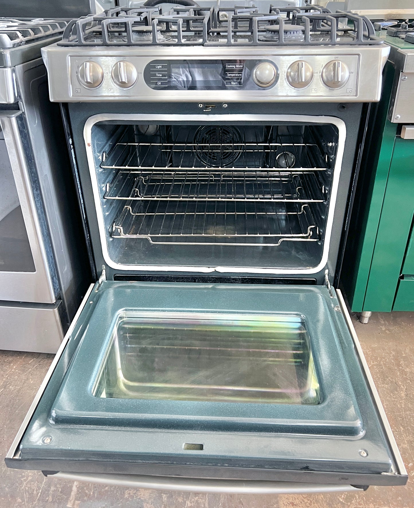 30 Inch Bosch 700 Series  HDI7282U Slide in Dual Fuel Range , 4 Sealed Burners, 4.6 cu. ft. European Convection Oven, Hidden Bake Element, Self Clean, Temperature Probe , Warming Drawer , 444405