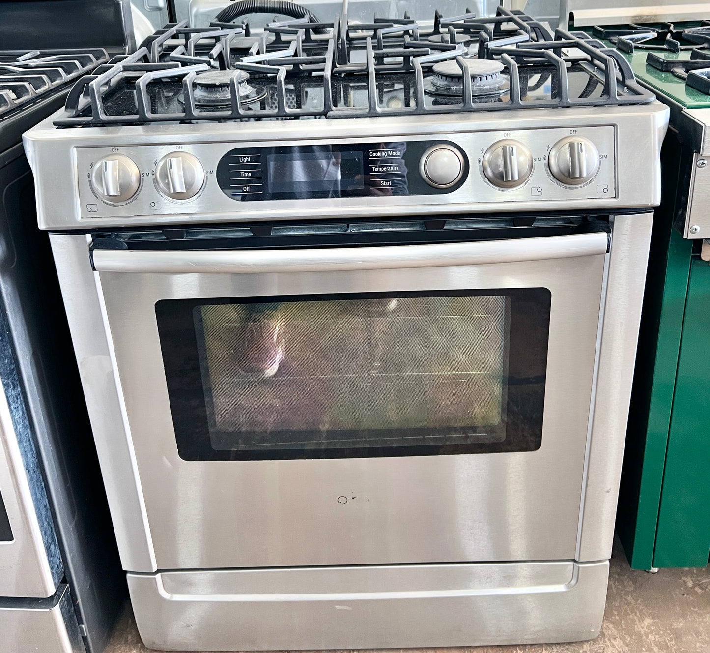 30 Inch Bosch 700 Series  HDI7282U Slide in Dual Fuel Range , 4 Sealed Burners, 4.6 cu. ft. European Convection Oven, Hidden Bake Element, Self Clean, Temperature Probe , Warming Drawer , 444405