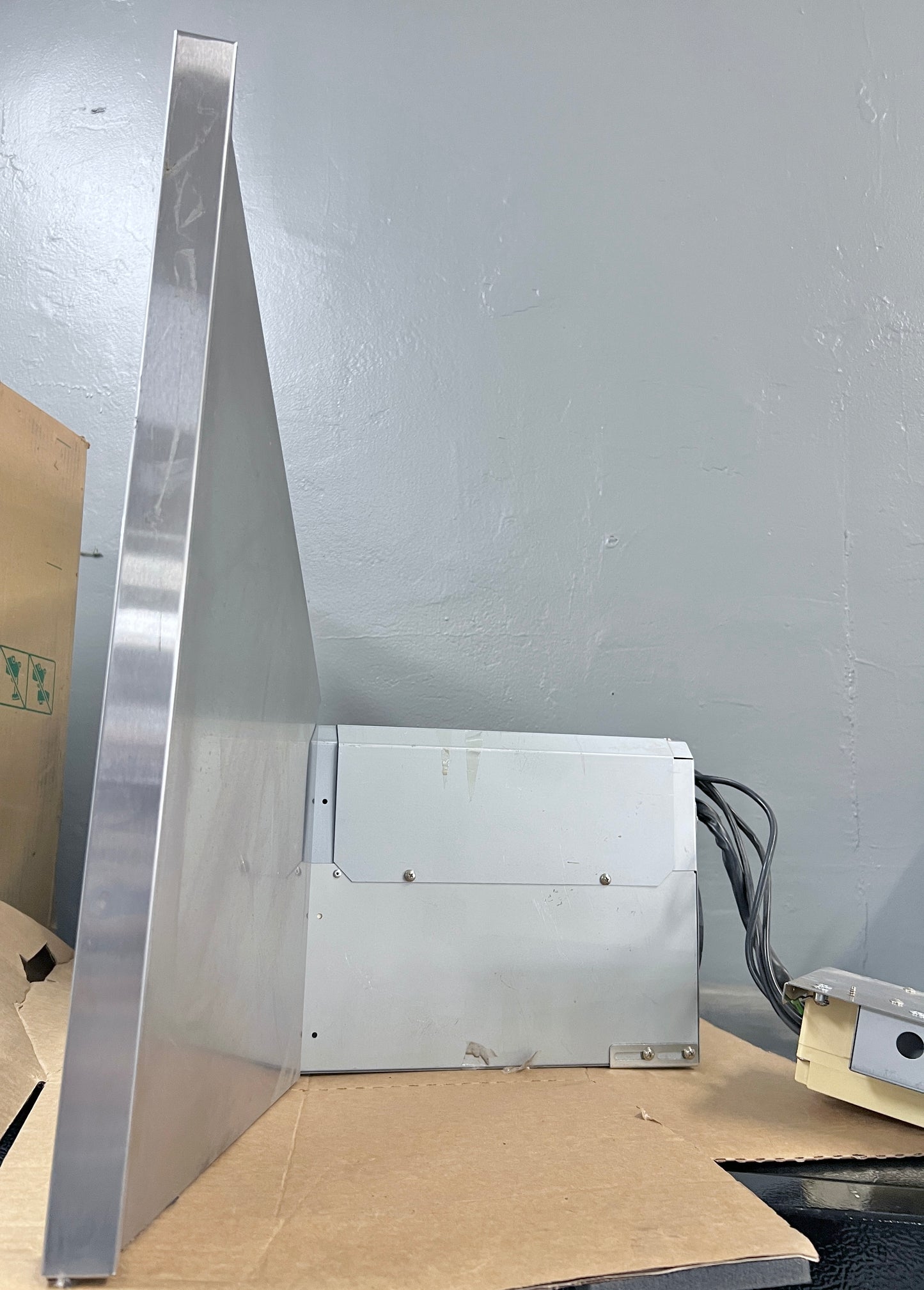 36 Inch LG Studio LSHD3680ST Wall Mount Chimney Hood , 600 CFM Internal Blower, Wi-Fi, IR Touch Controls, LED Lighting, Mesh Filters, Stainless Steel ,New Open Box 369425