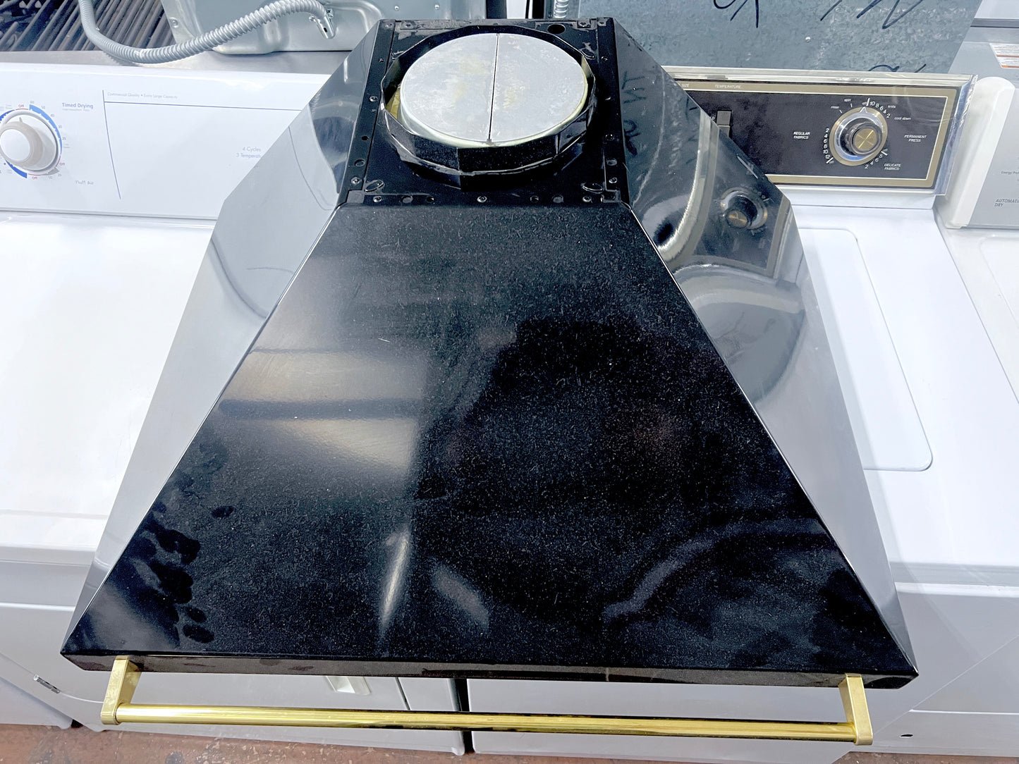 Viking 30 Inch PV110020 , Wall Mount Range Hood Interior Blower Included , Variable-Speed Control, Knobs Control, Halogen Lighting, Dishwasher-Safe Mesh Filter, Heat Sensor,  Cast Black , Black Stainless Steel, 555001