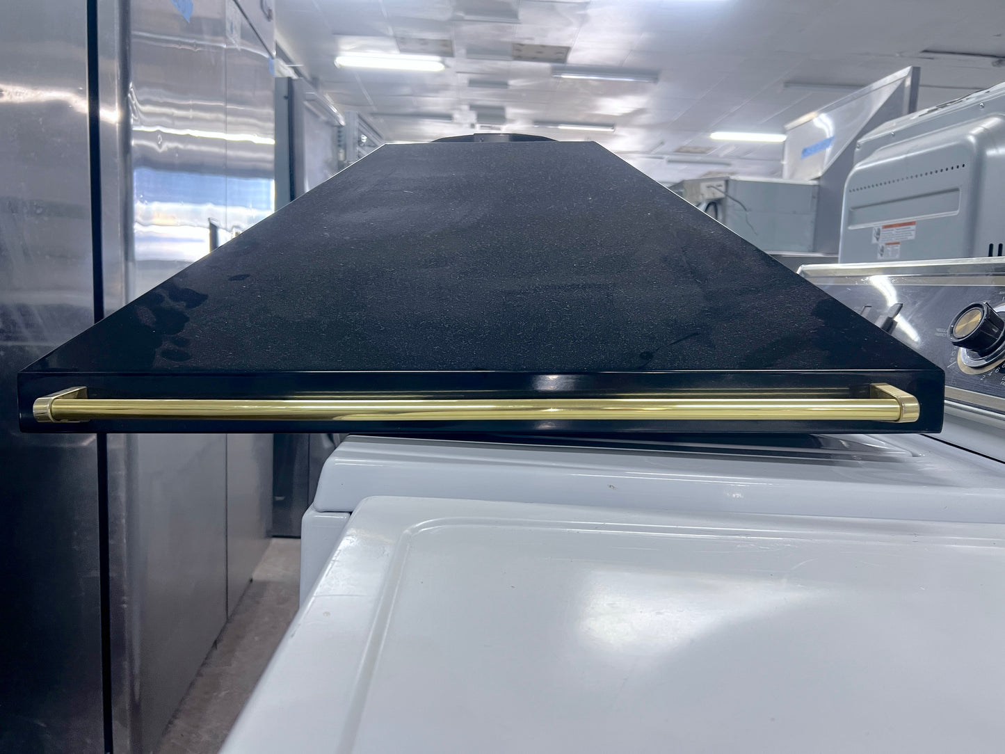 Viking 30 Inch PV110020 , Wall Mount Range Hood Interior Blower Included , Variable-Speed Control, Knobs Control, Halogen Lighting, Dishwasher-Safe Mesh Filter, Heat Sensor,  Cast Black , Black Stainless Steel, 555001