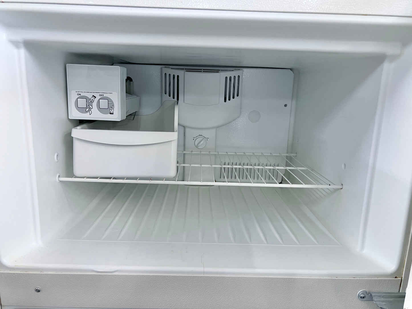 30 inch Kenmore 18 Cu Ft Full Size Top Freezer Refrigerator with Ice Maker , Off White, 444330
