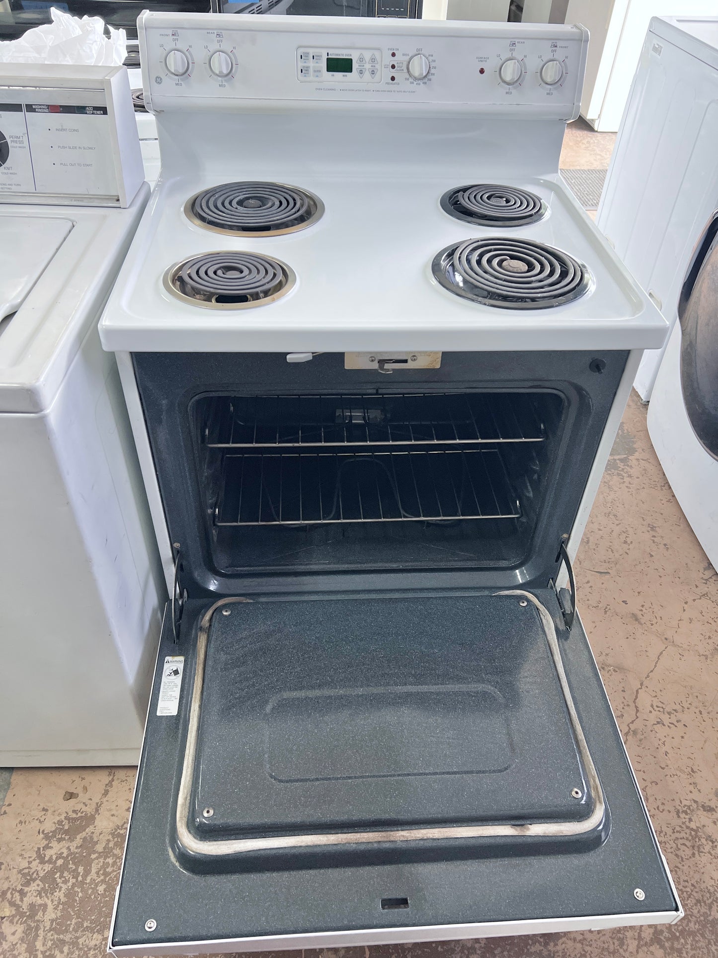 30 Inch GE Electric Range 4 Coil Element , Oven , White , JBP25GV2WW, 444434