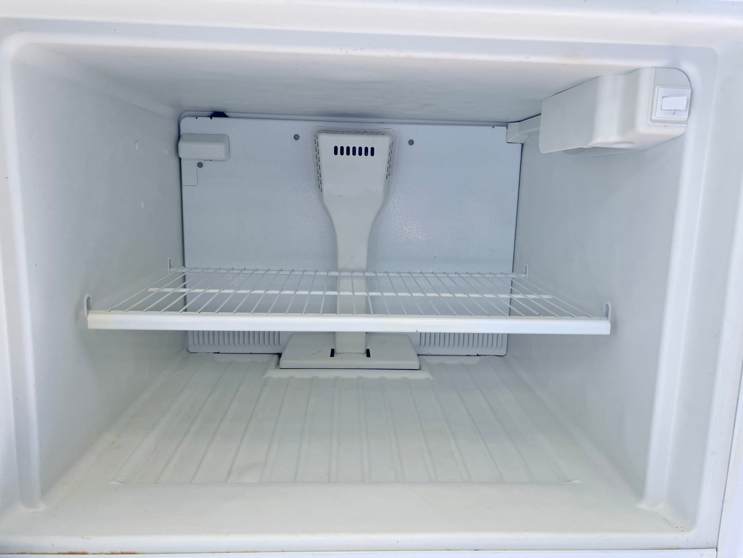30 Inch Kenmore Top Freezer Bottom Refrigerator , White , 444437