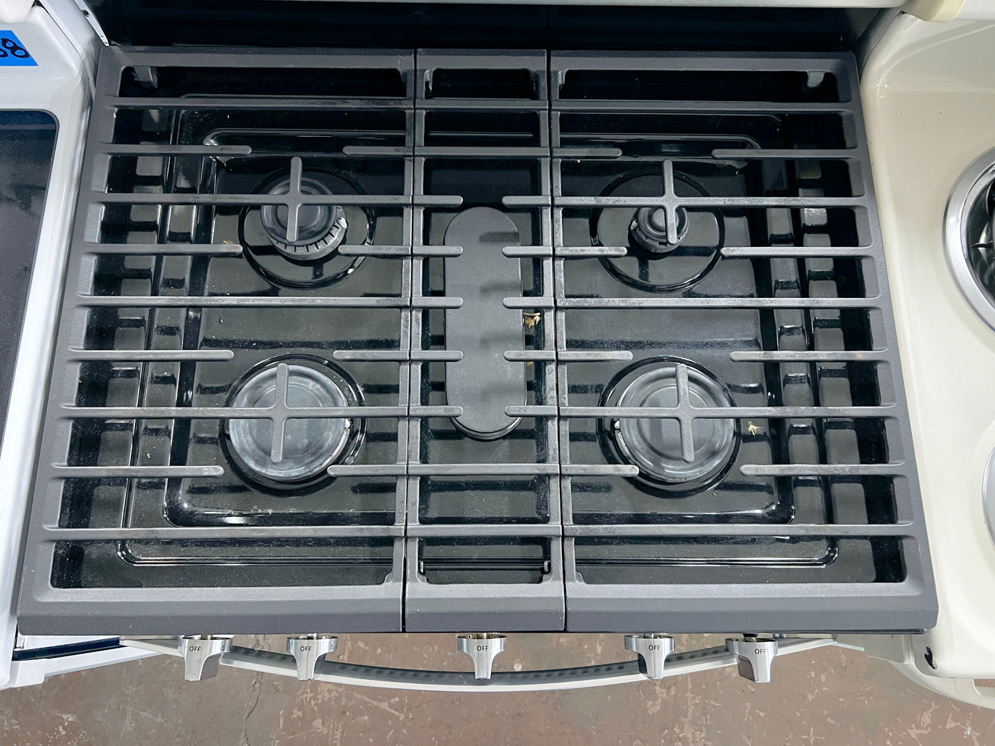 30 Inch Whirlpool  WFG525S0JS  Gas Range 5 Sealed Burners, 5 cu ft Oven, Continuous Grates, Self-Cleaning, Center Oval Burner, Frozen Bake, Stainless Steel ,  Closed Door Broiling, Control Lock , 444399