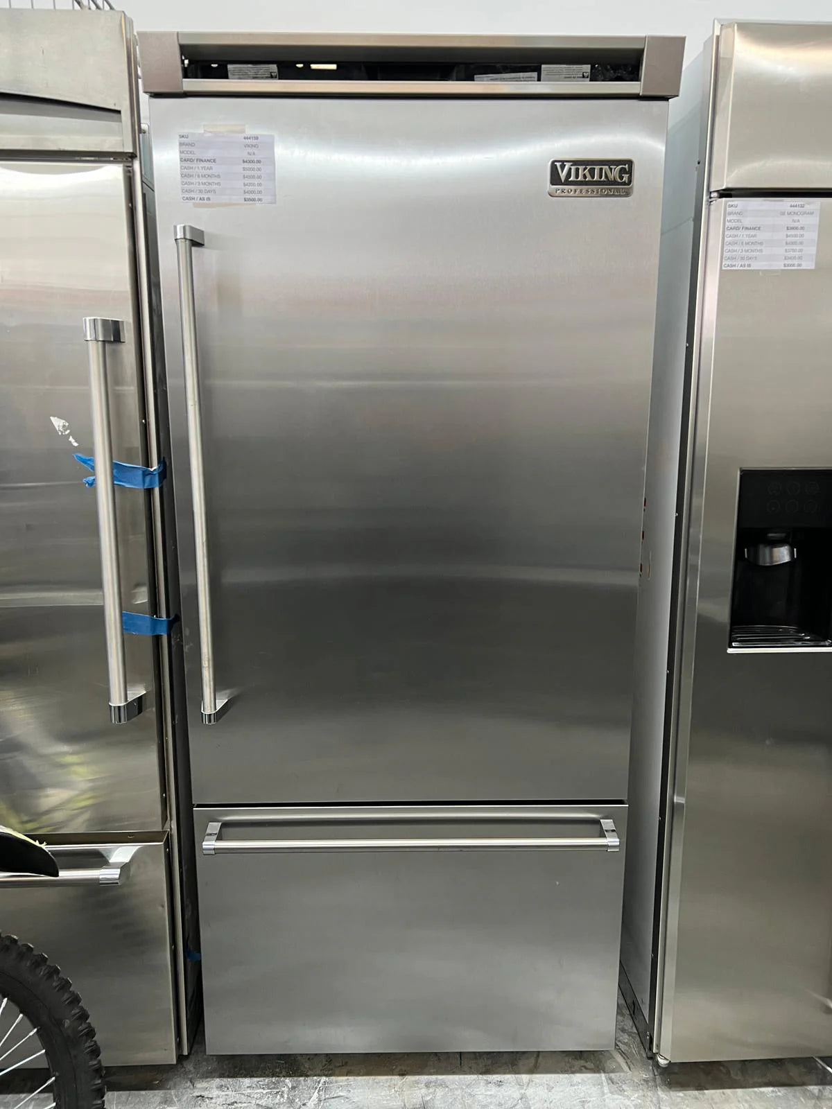 Viking 5 Series 36 Inch Built In Bottom Freezer Refrigerator,Model VCBB5363ERSS,Air Purifier,2 Deli Drawers,Spillproof Glass Shlevesm2 Humidity Zones,Aluminum Door Bins,20.4 Cu. Ft. Capacity,Right Hinge Door Swing,Stainless Steel 444159