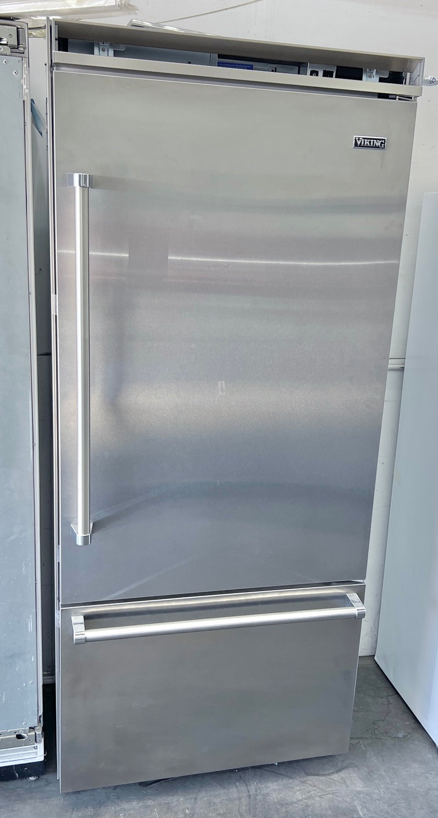 36 Inch Viking 5 Series  VCBB5364RSS Built-In Bottom Mount Refrigerator 20.4 cu. ft. , Ice Maker,  LED, Ion Air Purifier, Sabbath Mode ENERGY STAR, Stainless Steel, Right Hinge , 222101